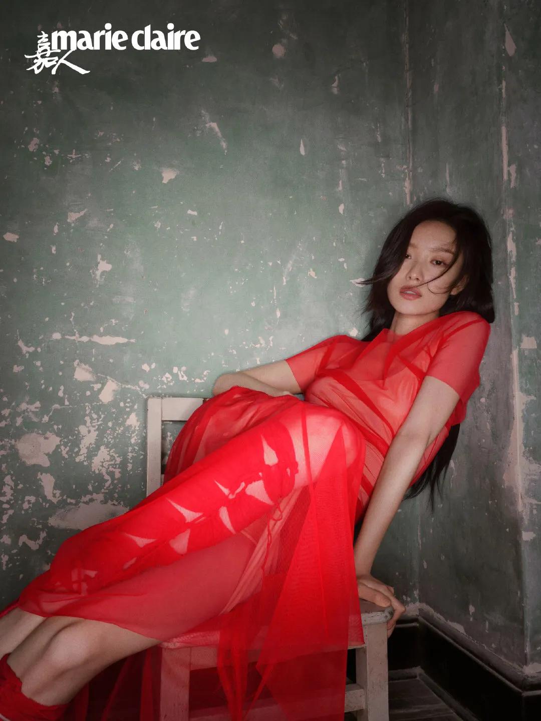 倪妮露肩波浪长发 倪妮杂志大片曝光波浪长发性感抚媚