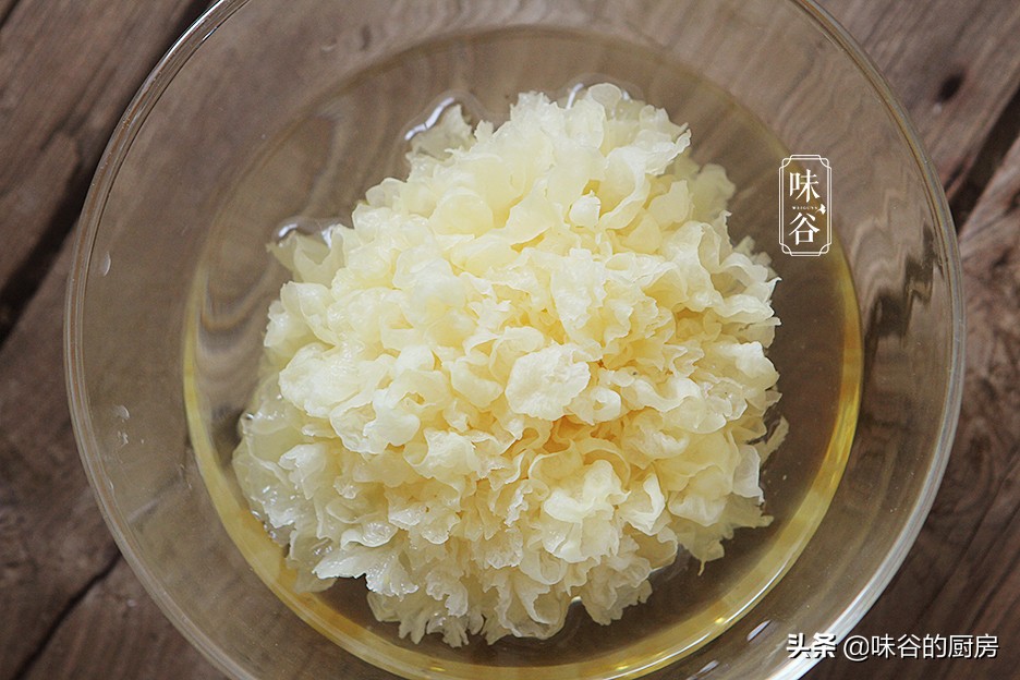 秋天吃银耳，银耳买黄的还是白的好？教你正确方法，简单实用