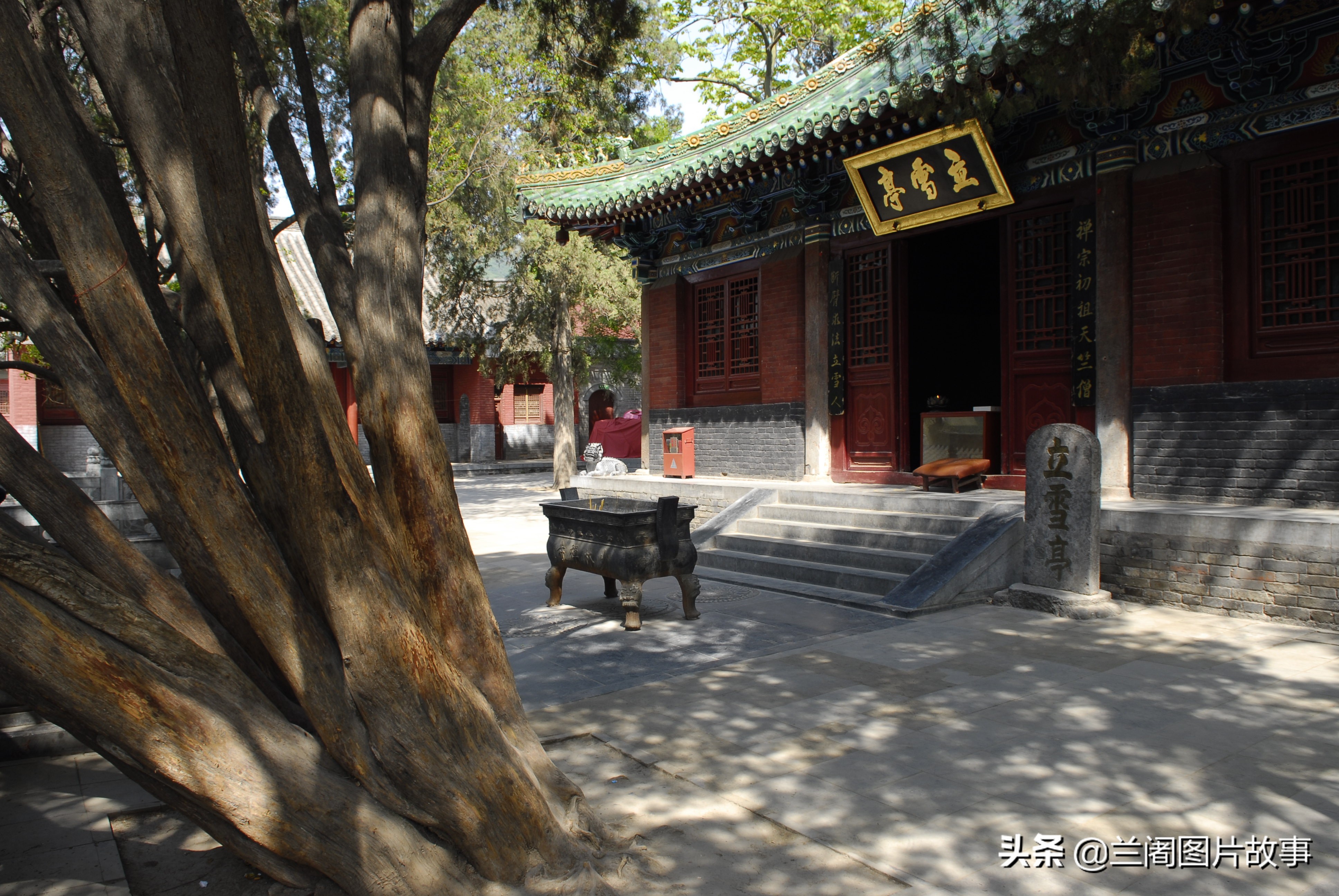 河南登封县嵩山西麓的嵩山少林寺,正是中国禅宗文化的发源地