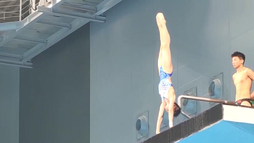 火到全运会！全红婵西安训练秀绝技引围观，王涵搓脸红姐太可爱