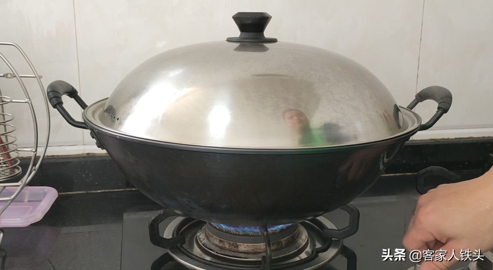 年夜飯雞肉怎樣吃？ 教你廣式白切雞正確做法，配2種蘸料爽滑味美