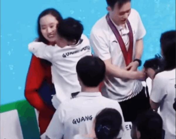 暖心！谢思埸全程保护全红婵：变身保镖+摄影师！网友：好贴心