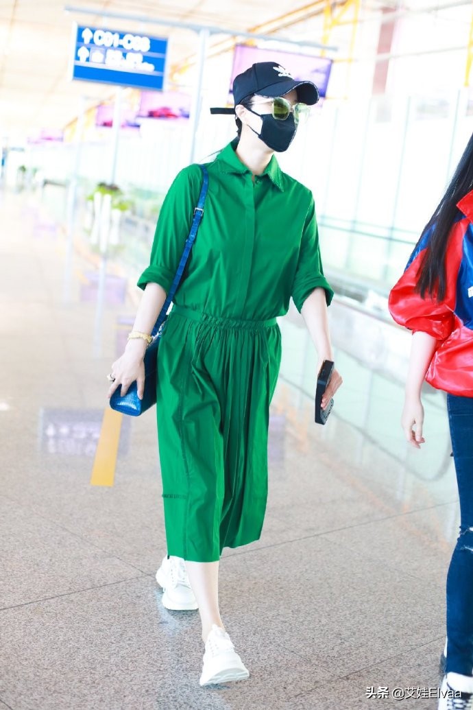 范冰冰这次失手了，绿色长裙112斤穿出122斤，看