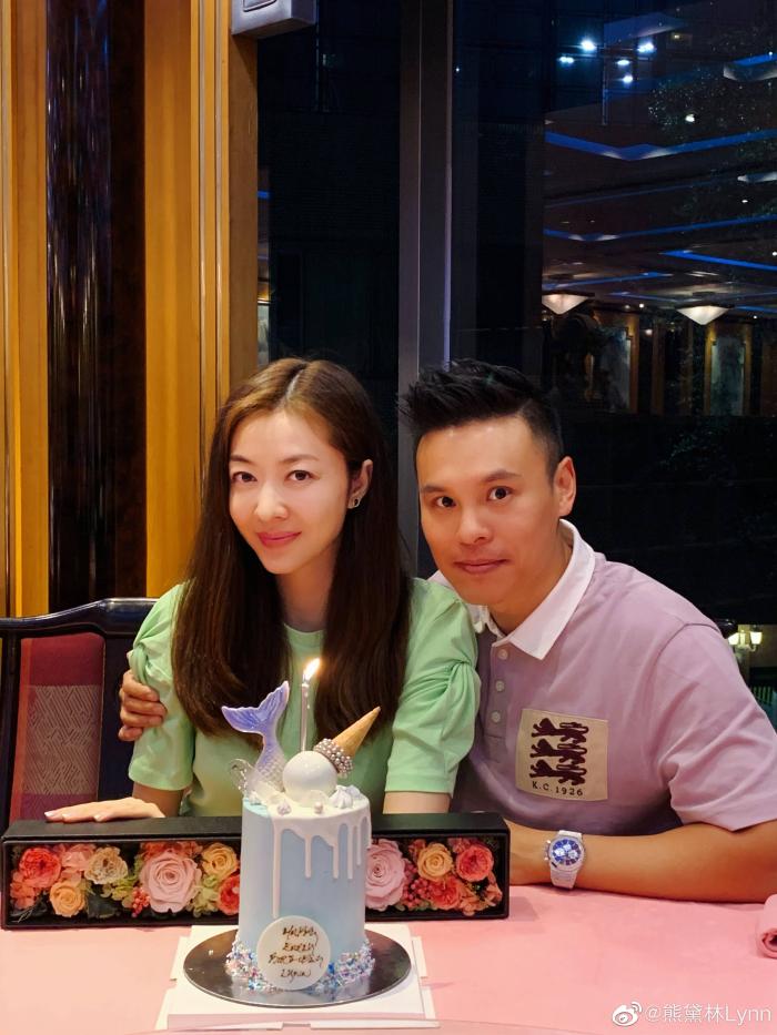 熊黛林老公晒生日全家福，抱双胞胎女儿幸福满满，称家庭为第一位