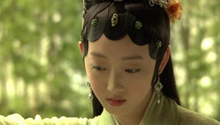 出道即巅峰的演员，于小彤成恋爱艺人，最后一