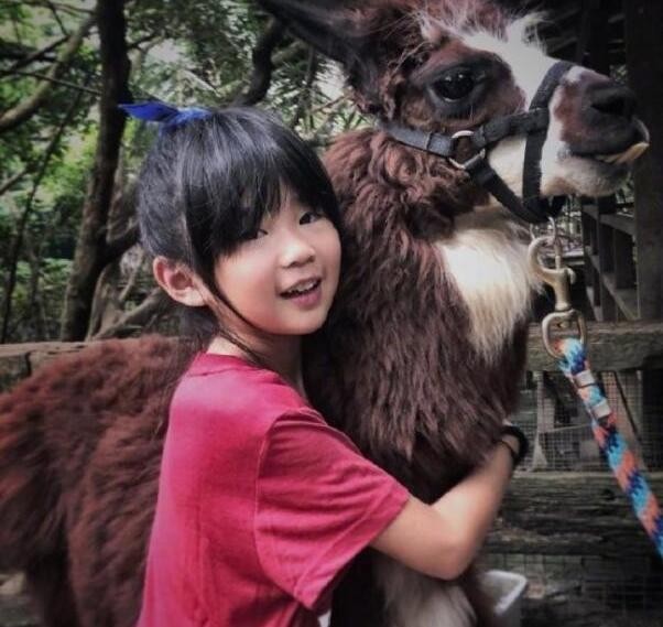 曹格真会养孩子，一儿一女大变样，着装时尚颜值飙升