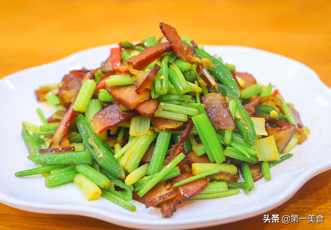 圖片[1]-飯店的臘肉炒芹菜 為啥清脆不柴有嚼勁 廚師長告訴你關鍵在哪-起舞食譜網