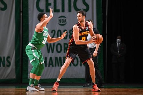 三分命中率比库里哈里斯还高，联盟第一！命中