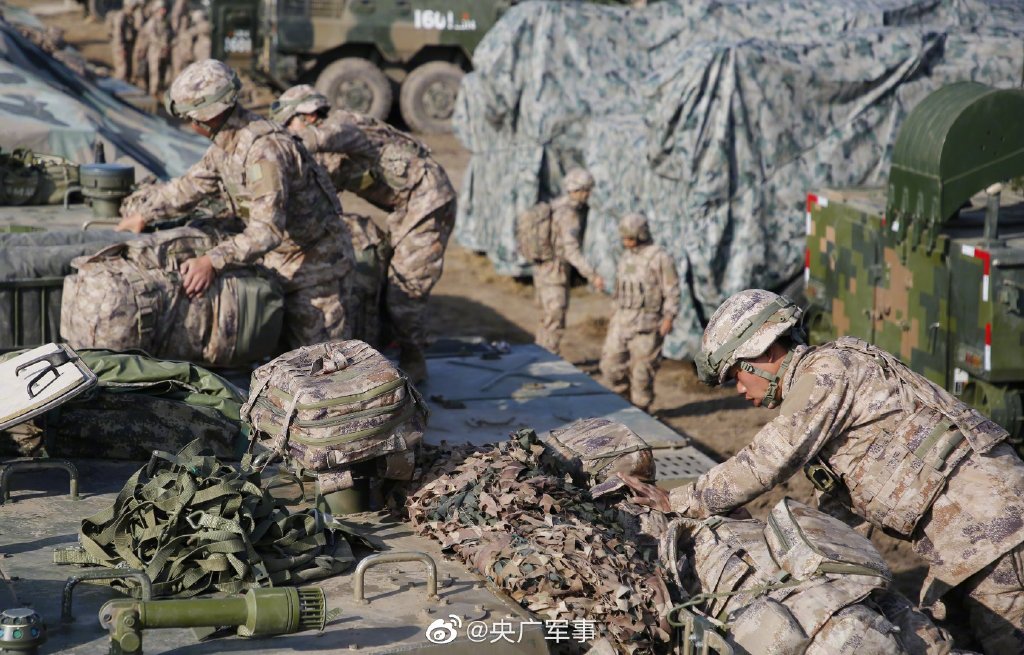 解放軍新迷彩快速換裝，實(shí)際穿出來(lái)的效果，大家認(rèn)為怎樣？