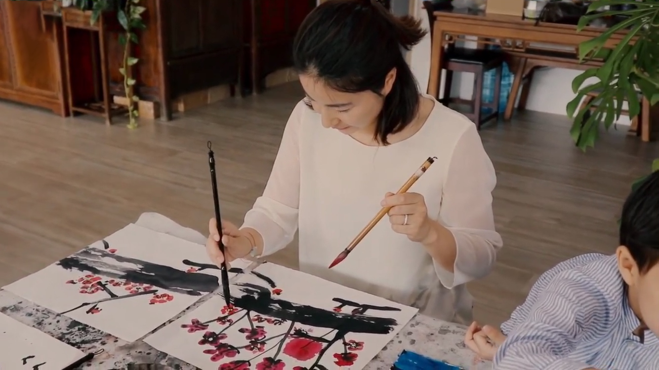 霍啟剛一家三口學畫畫，晶晶認真細緻顯氣質溫婉，霍中曦有模有樣