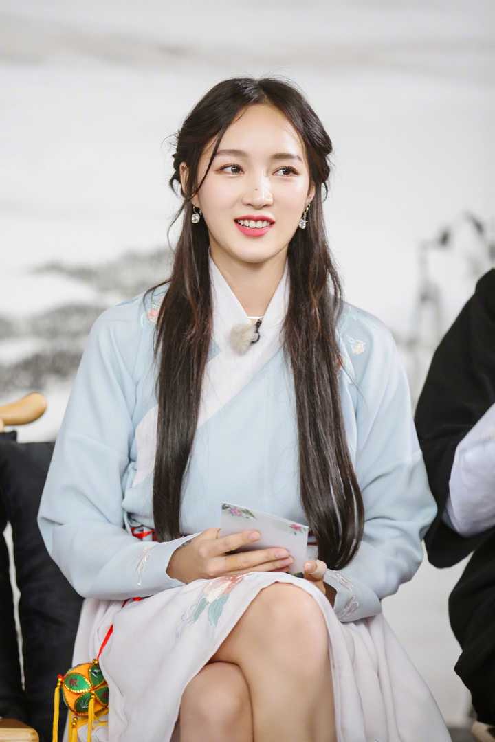 封面|孟佳新歌封面疑似抄袭 会写歌会编舞非要在照片上摔个跤？