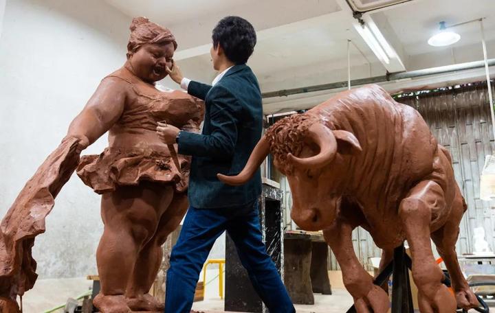 “肥女斗牛”泥稿放大，为西班牙而作