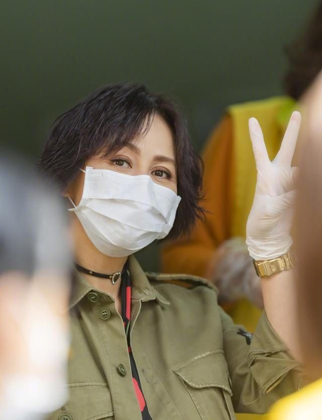 55岁刘嘉玲身材超好，穿吊带裙秀惹火身材，叉腰