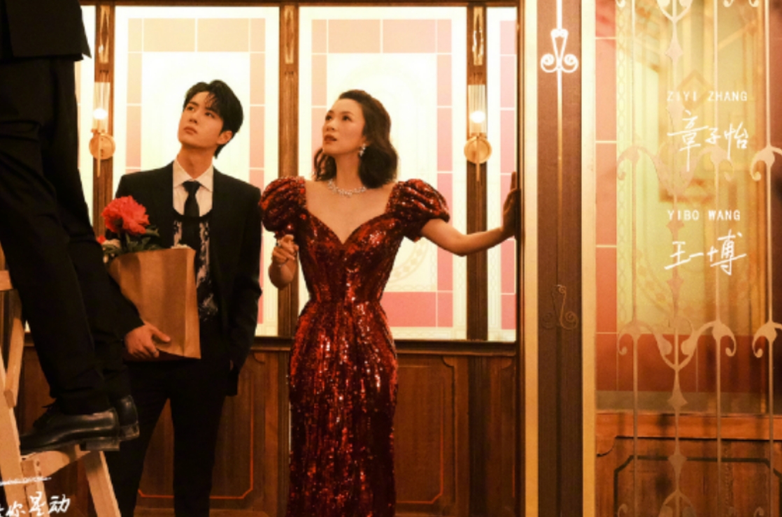 章子怡与小18岁王一博电梯热舞，对视暧昧乐开花，汪峰不吃醋？