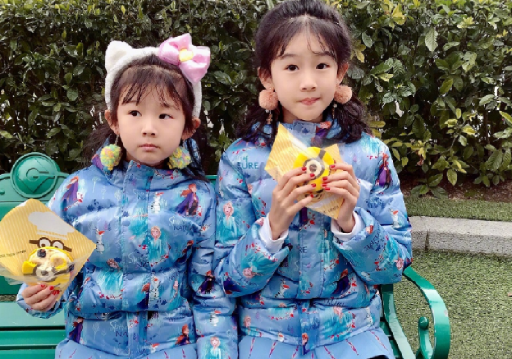 有種“複製黏貼”叫陸毅女兒，明明相差3年出生，卻長得一模一樣