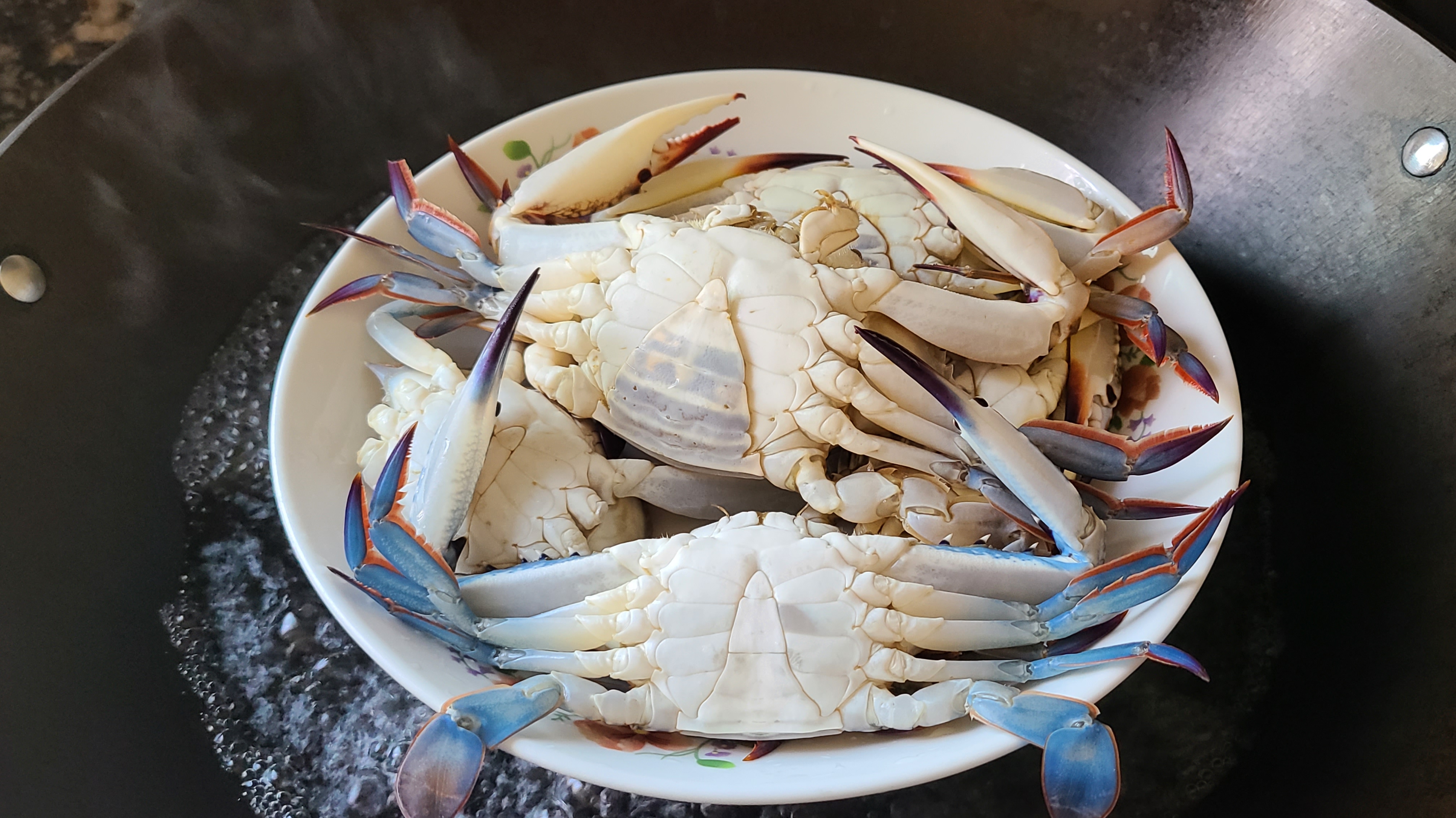 蒜蓉螃蟹的家常做法，很好吃的一道美食，简单美味，想吃就做