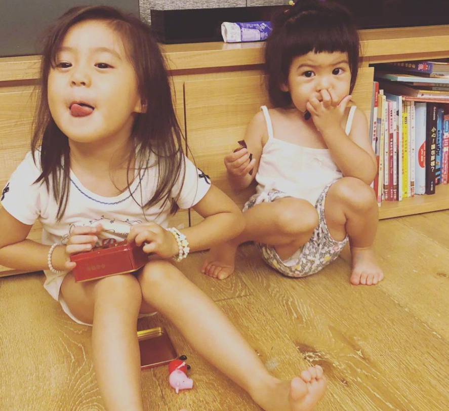 贾静雯两女儿在家洗菜，咘咘蝴蝶结造型养眼，哪知妹妹更抢镜