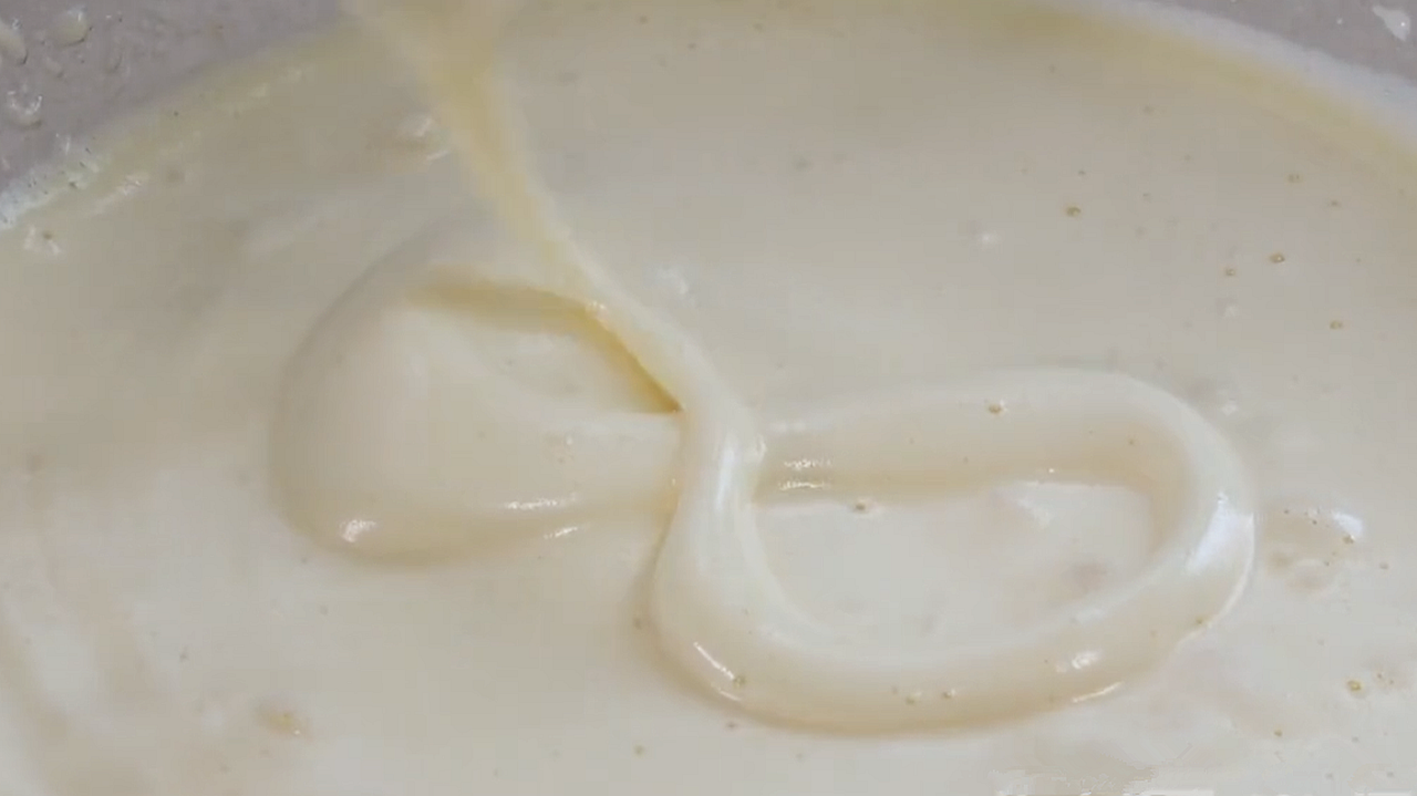 想吃小蛋糕不用買，4個雞蛋半碗麵粉，教你簡易做法，蓬鬆又香甜