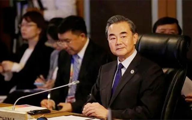 南海方向传出好消息！王毅释放重大信号，中国这一步走得稳稳当当