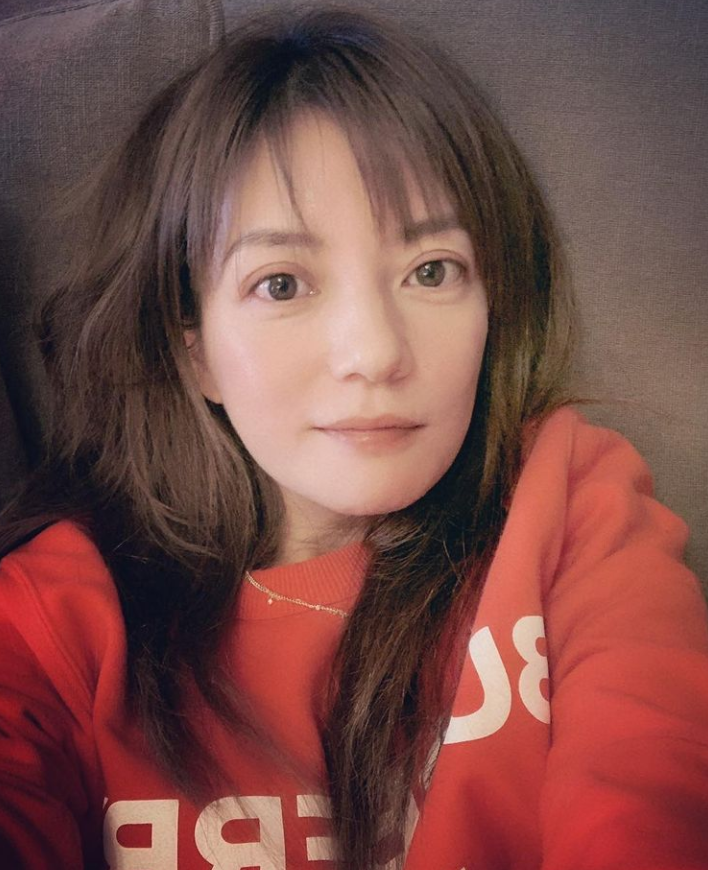 趙薇女兒人美心善，連續6年生日做慈善，捐款已高達上百萬