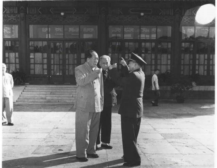 1955年粟裕调空军入闽，伟人在杭州听闻大怒：谁做的决定