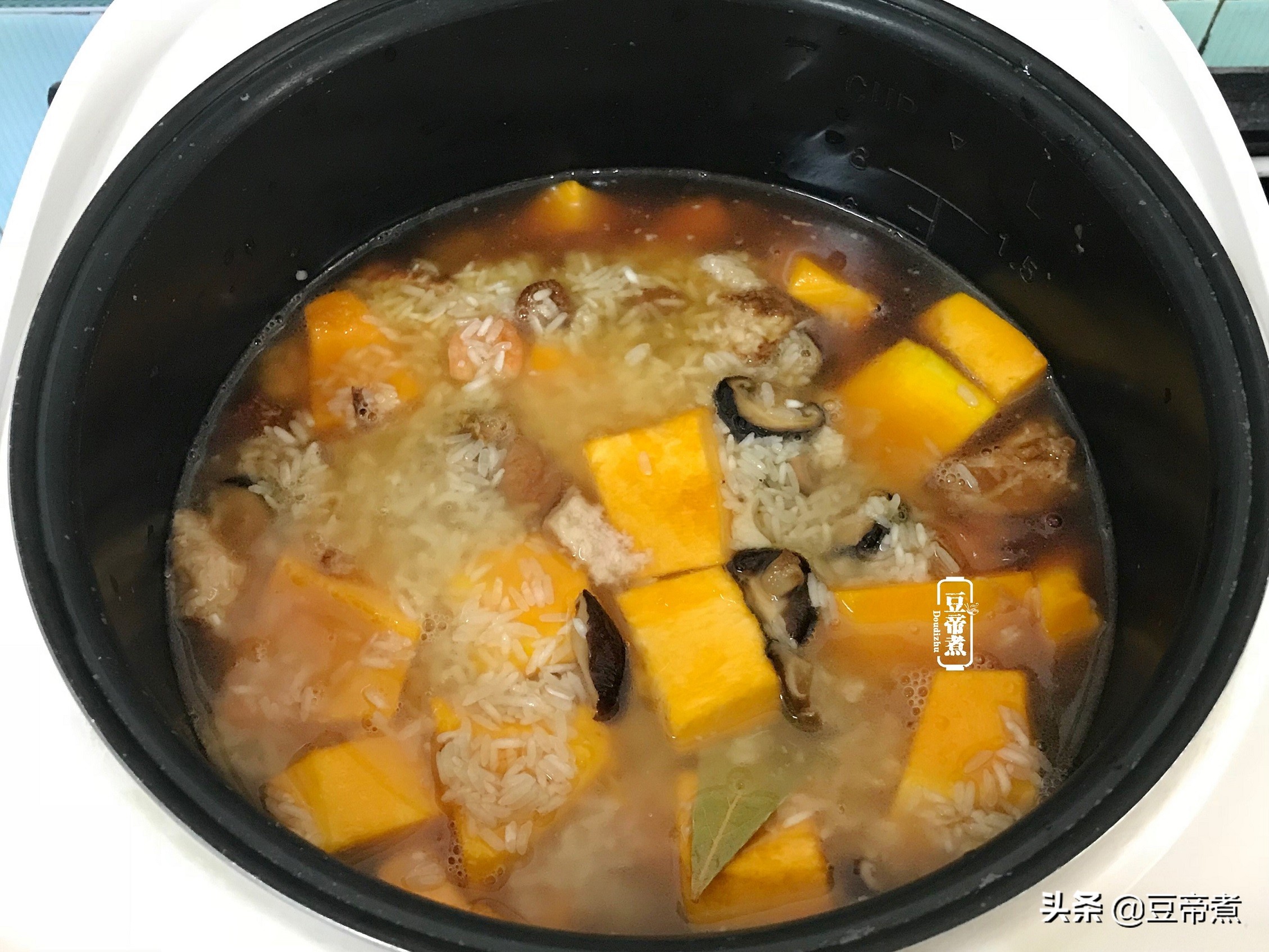 懒人不想炒菜的好办法，把饭菜肉一锅焖，老公孩子一连吃好了几碗