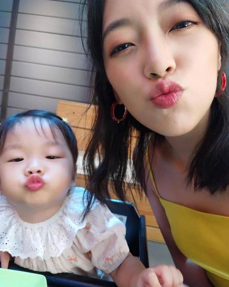 黑涩会美眉举行婚礼，7名成员齐聚当伴娘，这也