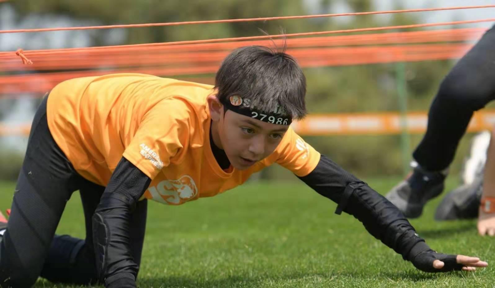 周华健儿子晒照被嘲，父子同框像兄弟，网友：混血儿子都长残了