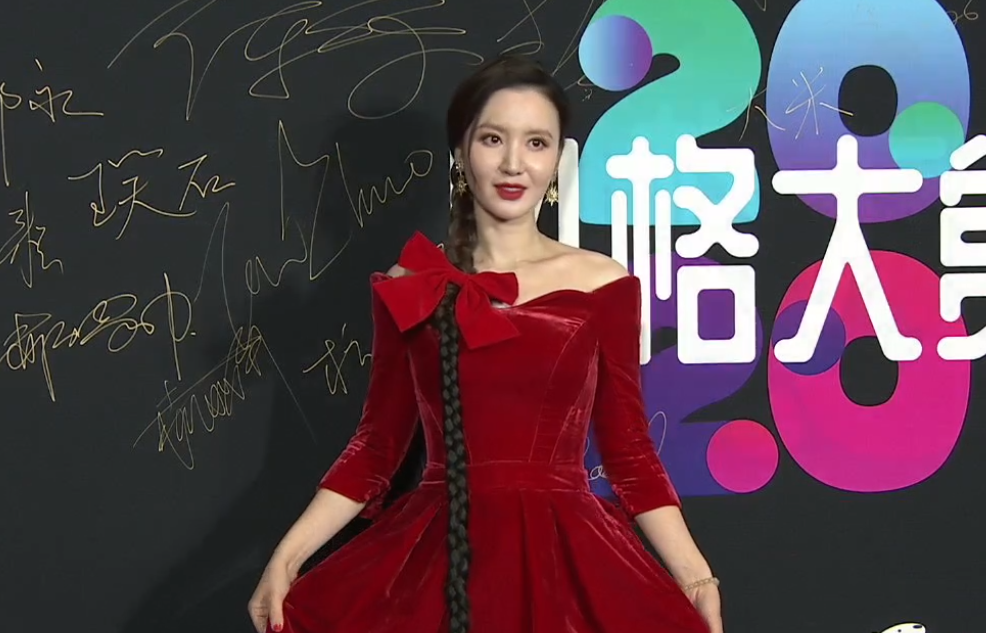 风格大赏明星穿搭：惠英红像鸡毛掸子，许佳琪