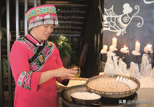 吃飯皇帝大｜以“五色五味”做火土家菜，300平米門店日售12萬元