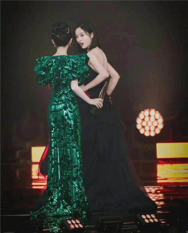 撒水|吴宣仪裙子被撒水 少网友还调侃要赔钱吗