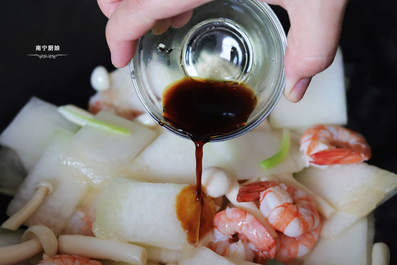 冬瓜虾仁白玉菇搭配一起煮汤，低脂营养又鲜美，喝一口就念念不忘