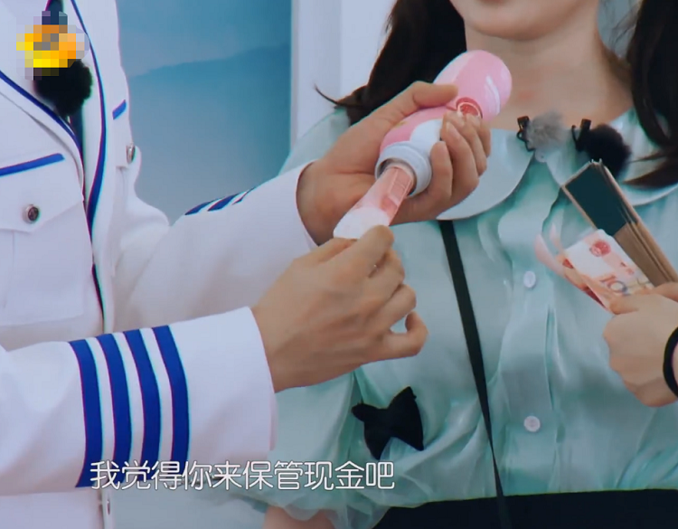 赵丽颖怕啥来啥，在路上刚说完不会算账，黄晓