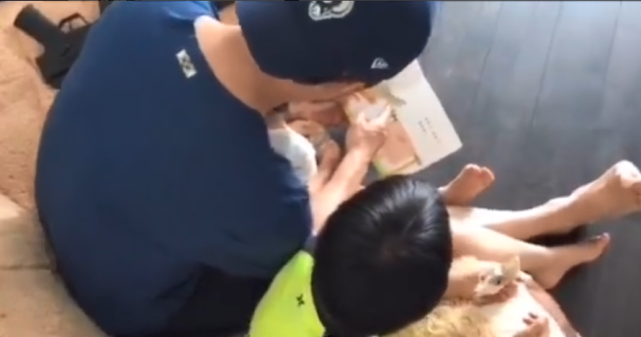 吴京扮企鹅与儿子拍照，2岁小儿子眉眼像爸嘴巴像妈，长相好秀气