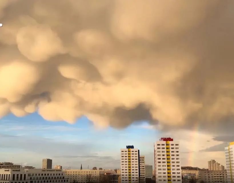 德國柏林雨後天空出現了多個“棉花糖”，裏麵有啥？科學解釋來了