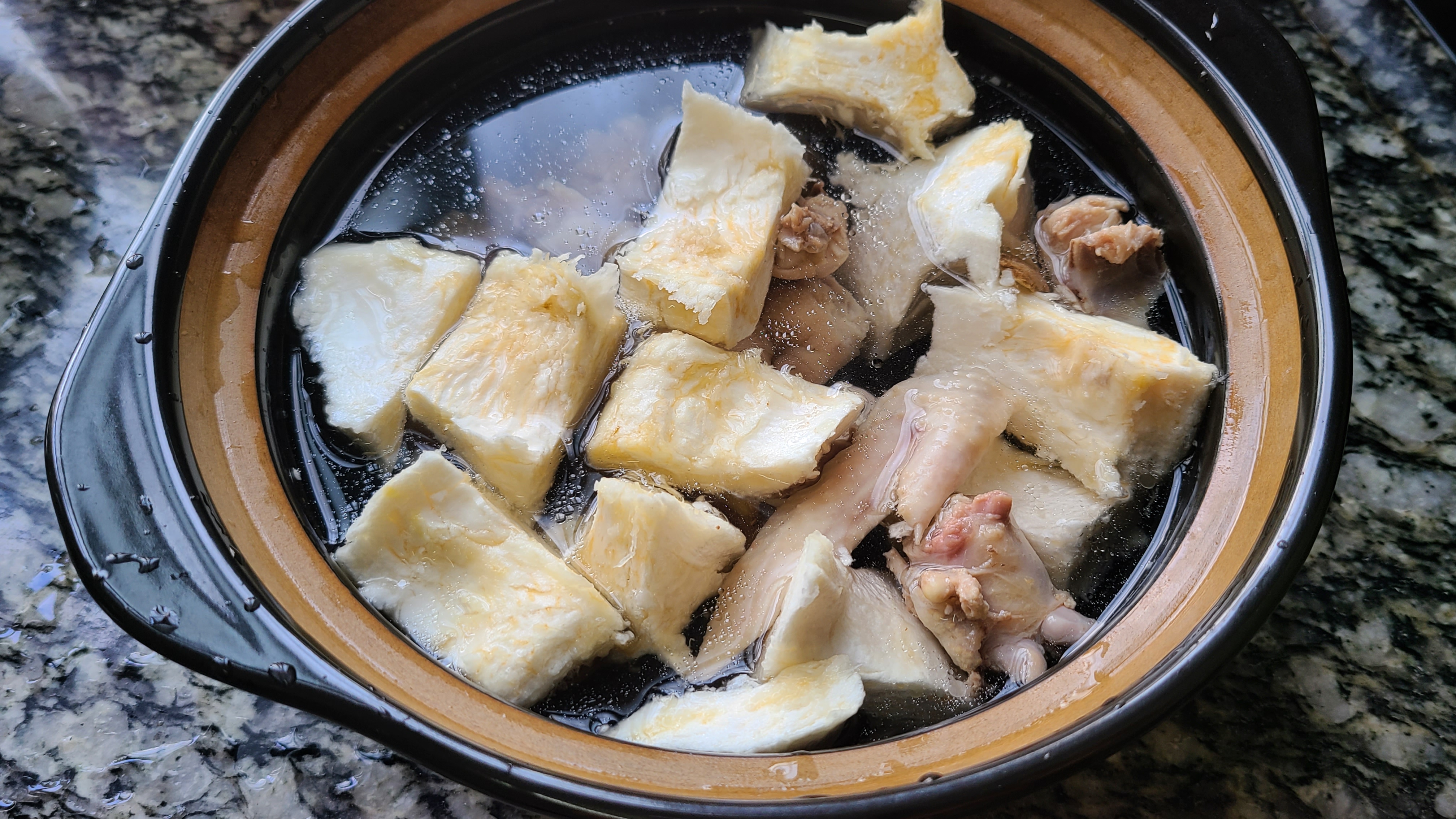 榴莲炖鸡，广东夏天很常见的一道美食，好喝简单，味道特别