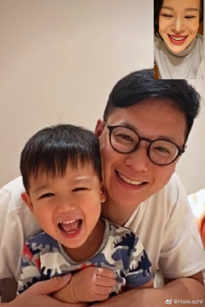 胡杏儿带小儿子玩游乐场，1岁半李奕霖痞帅大气，比哥哥有明星相