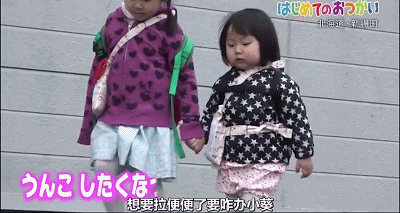 温暖！4岁和2岁姐妹花独自外出跑腿，这件事让大