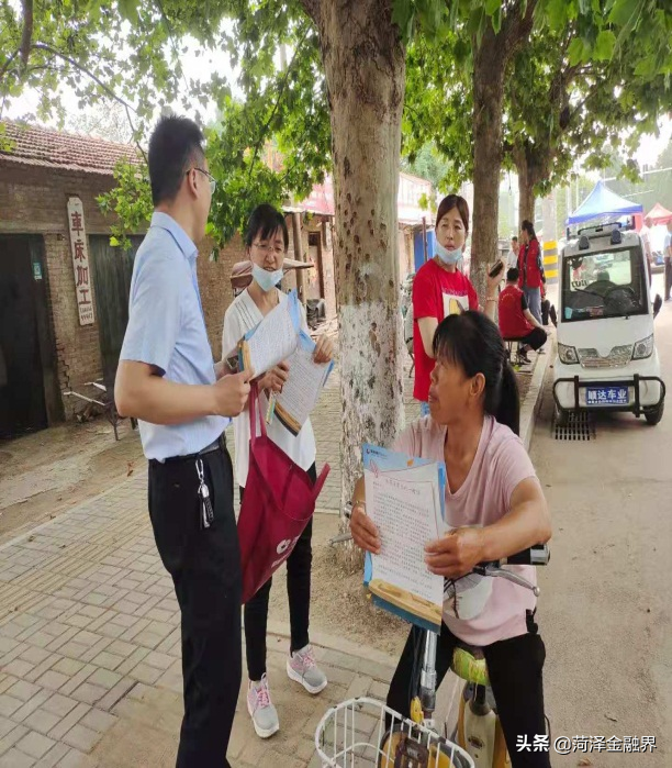 莱商银行菏泽郓城西城小微支行：为考生加油助威