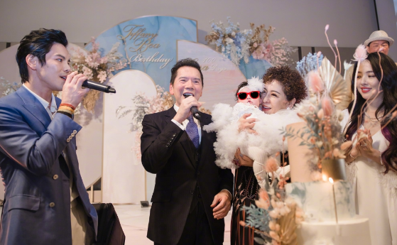 ​向太夫妇被偶遇，向华强一身名牌超时尚，坐头等舱飞北京看孙女