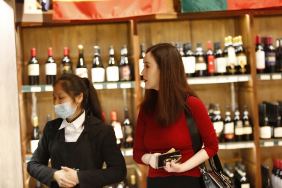 劉競溫婉柔情似冬日陽光 開心出行過春節