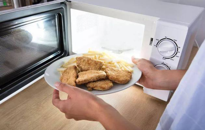 家有微波炉的要注意，这5种食物不可以微波炉加热，看完告诉家人