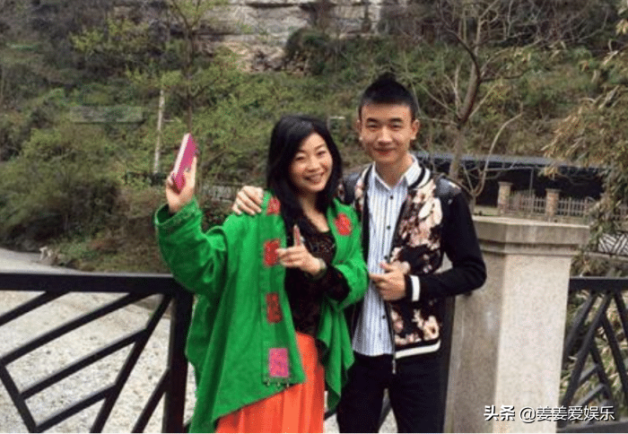 23岁小伙恋上46岁“阿姨”，两人相恋60天闪婚，