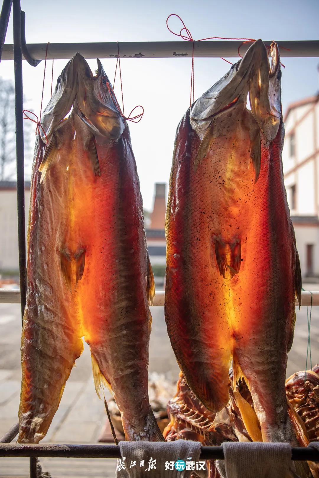 把腊肠和腊鱼串一串，串一个同心圆来过年