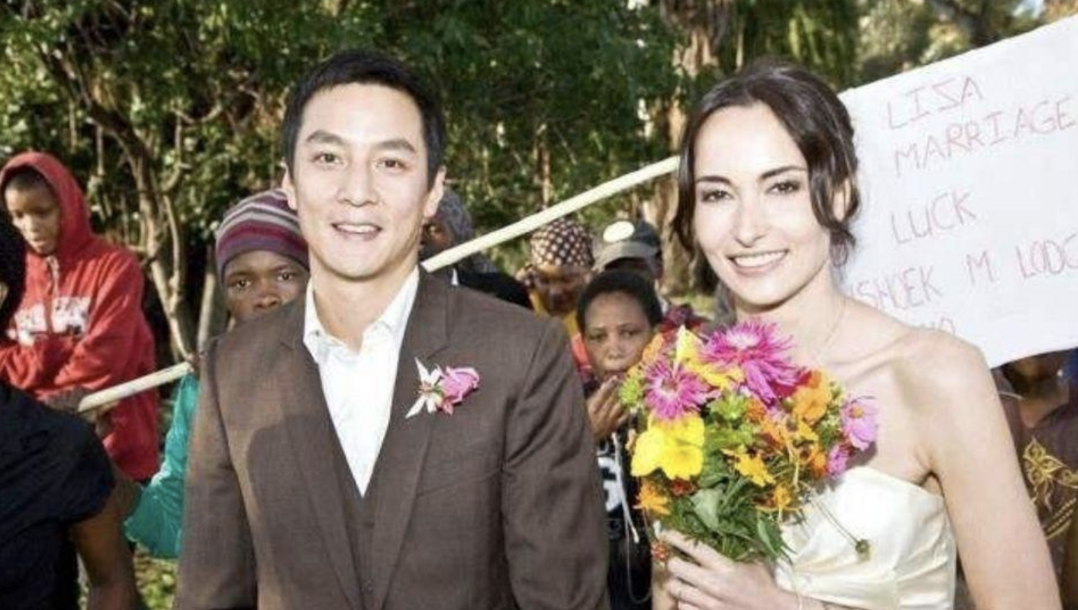 吴彦祖携妻复刻20年前恩爱旧照，为43岁Lisa庆生，自侃发量变少