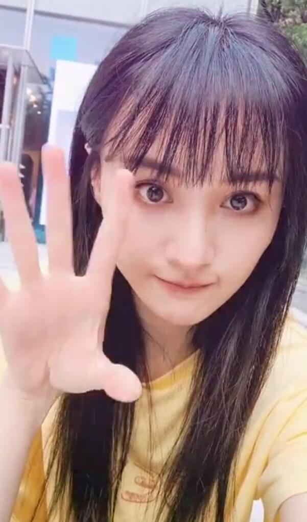 网友偶遇郑爽坐路边自拍，穿夹脚拖鞋超接地气，毫无偶像包袱