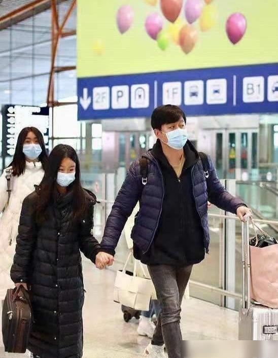 佟大为一家五口出行，14岁女儿身高超1米7，小儿