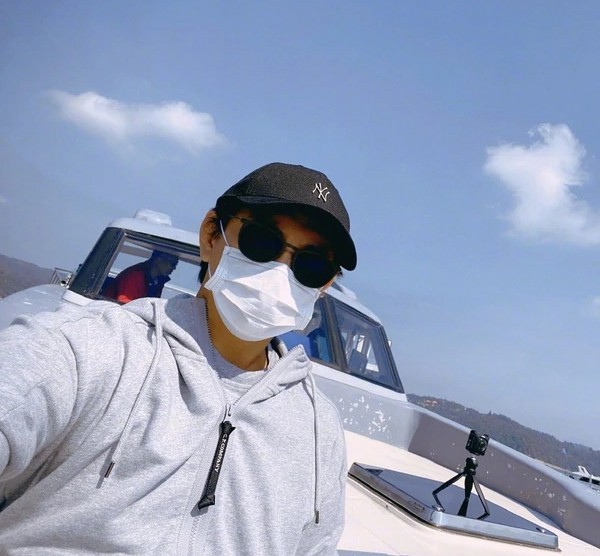 吳奇隆牽著劉詩詩台北街頭甜蜜約會，發現跟拍老公力爆發保護妻子