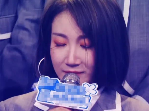 清瘦乃万现身机场，被众多粉丝围堵，乃万吓到