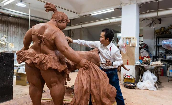 “肥女斗牛”泥稿放大，为西班牙而作